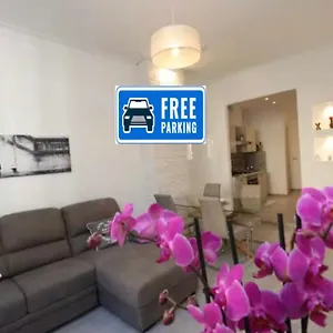 downtown-exclusive-apt-porta-soprana-private-parking-included.hotelitalianriviera.com/